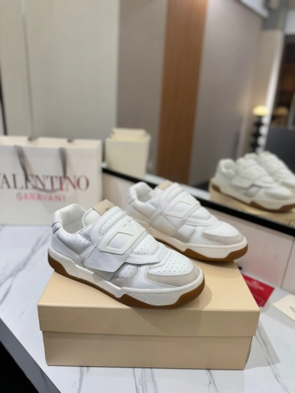 VALENTINO 2025 SS Casual Sneakers with V-Strap Design - AS00410
